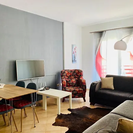 Family-friendly Next To Premium Hotel, Appartamento Golem (Tirana)