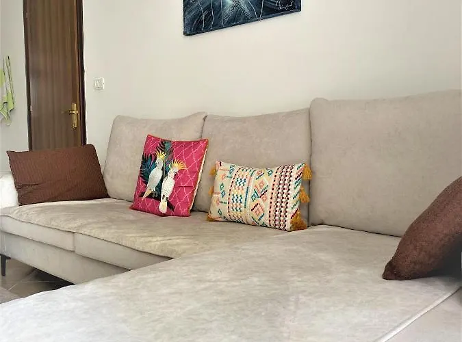 Family-friendly Next To Premium Hotel, Appartamento Golem (Tirana)