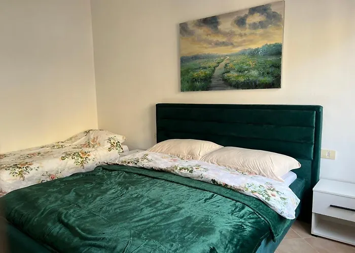 Family-friendly Next To Premium Hotel, Appartamento Golem (Tirana)
